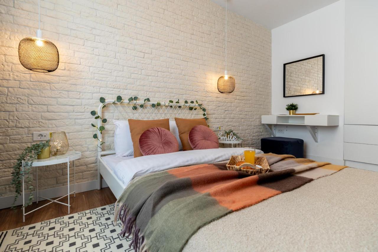 Downtown Retreat: Spacious 2-Br By Unirii Square 布加勒斯特 外观 照片