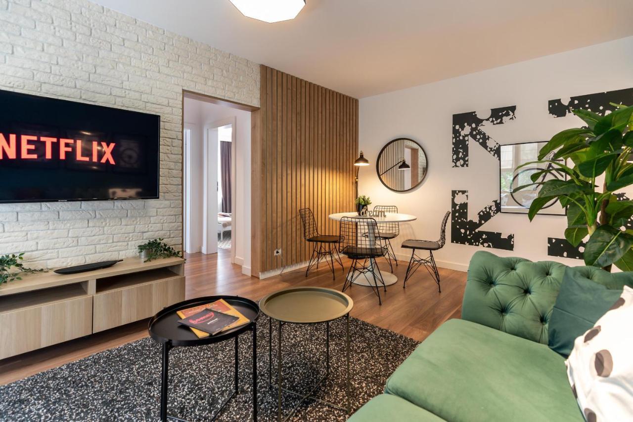 Downtown Retreat: Spacious 2-Br By Unirii Square 布加勒斯特 外观 照片