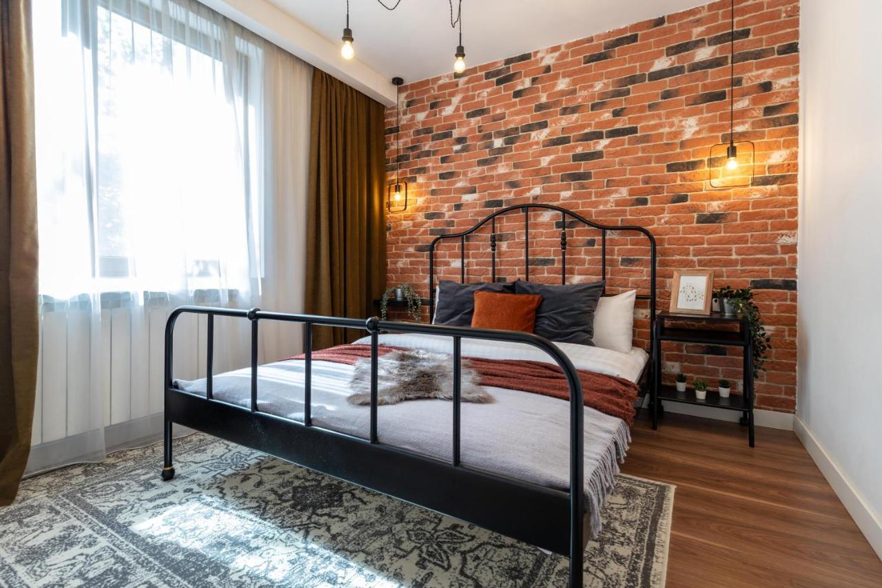 Downtown Retreat: Spacious 2-Br By Unirii Square 布加勒斯特 外观 照片
