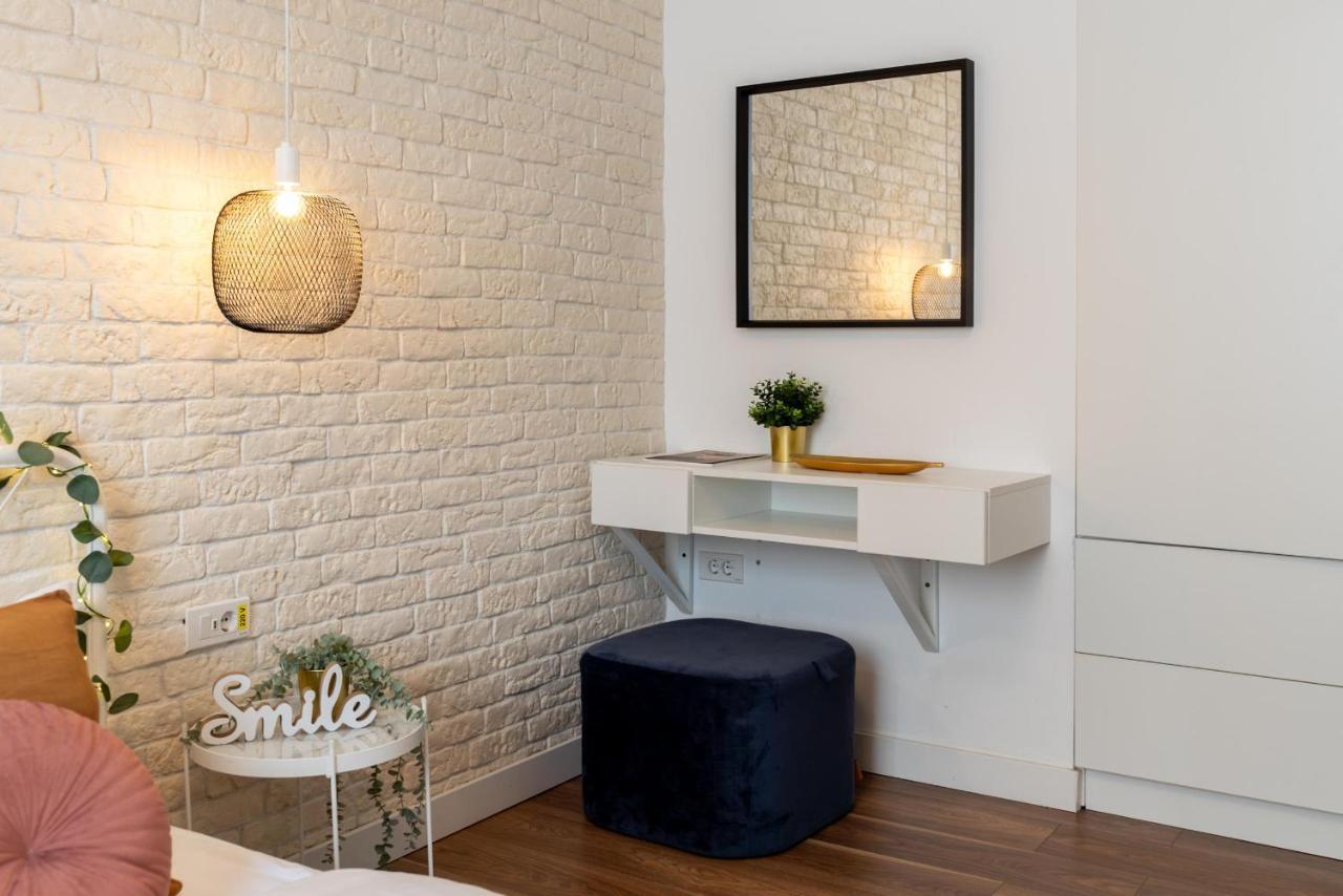 Downtown Retreat: Spacious 2-Br By Unirii Square 布加勒斯特 外观 照片
